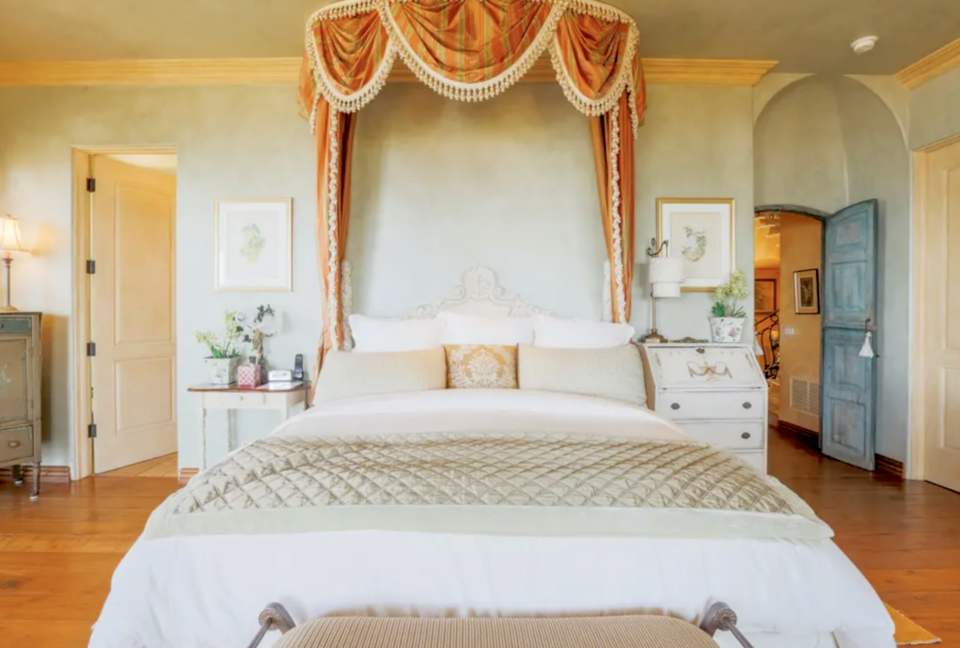 Master Bedroom with doors to en-suite Bathroom & Hallway