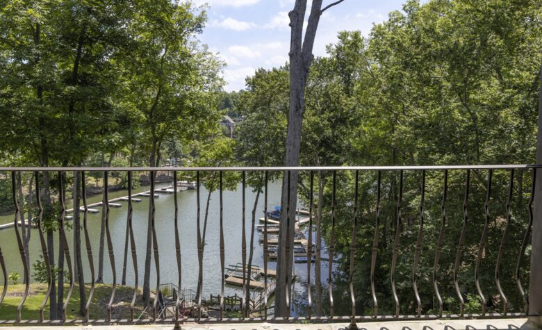 Pickwick Lakefront Luxury - Savannah, Tennessee