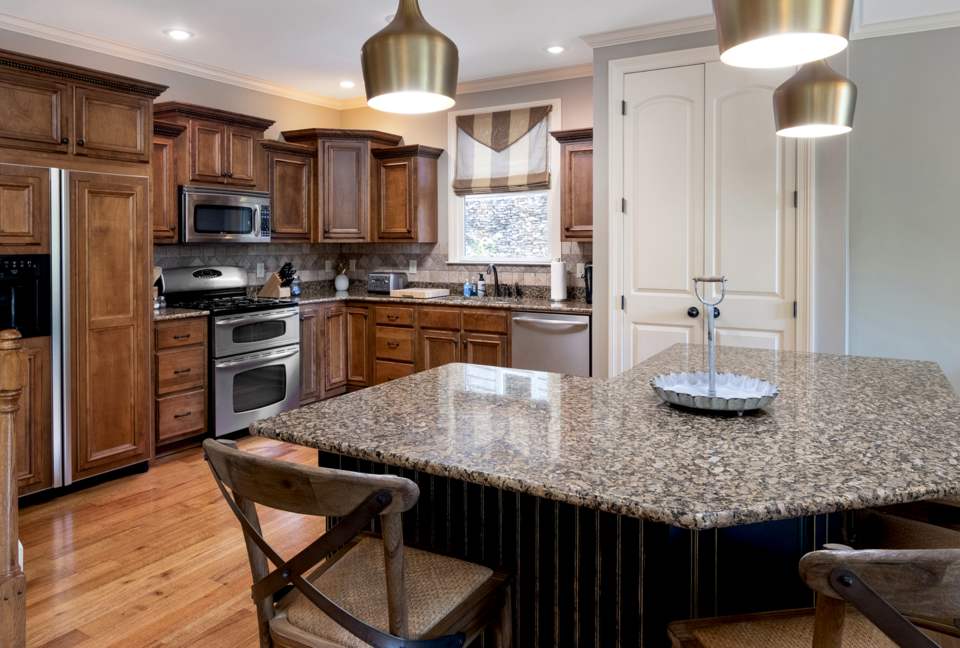 Pickwick Lakefront Luxury - Savannah, Tennessee