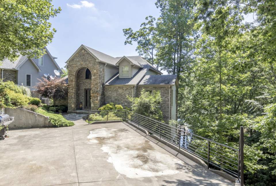 Pickwick Lakefront Luxury - Savannah, Tennessee