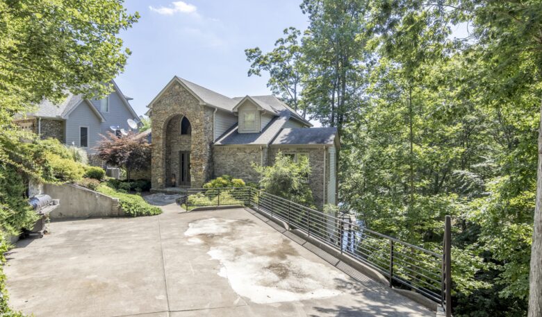 Pickwick Lakefront Luxury - Savannah, Tennessee