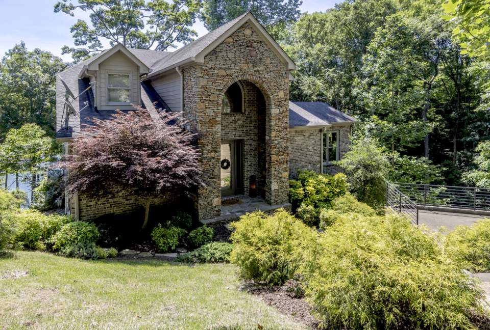 Pickwick Lakefront Luxury - Savannah, Tennessee