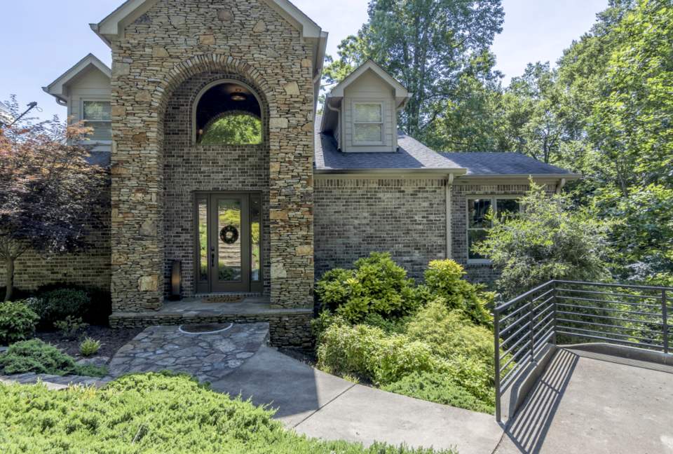 Pickwick Lakefront Luxury - Savannah, Tennessee