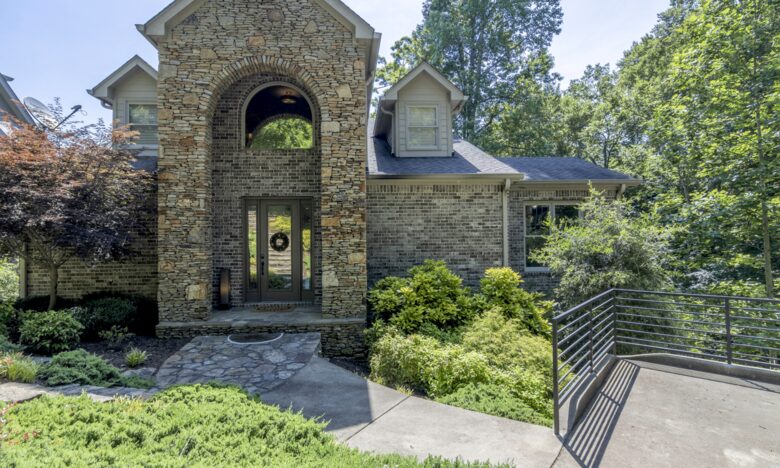 Pickwick Lakefront Luxury - Savannah, Tennessee