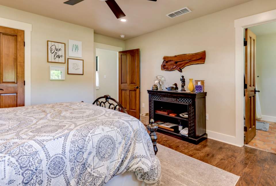 Master Bedroom with ensuite bathroom - Queen bed
