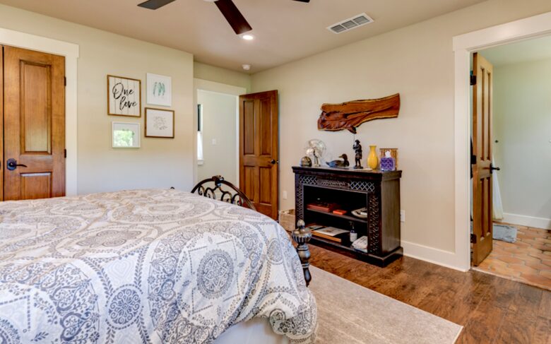 Master Bedroom with ensuite bathroom - Queen bed