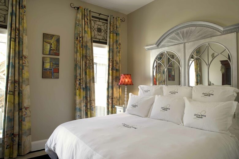 Wedding Cake Mansion Carriage House - Savannah, Georgia