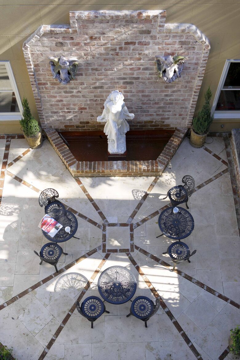 Wedding Cake Mansion Carriage House - Savannah, Georgia