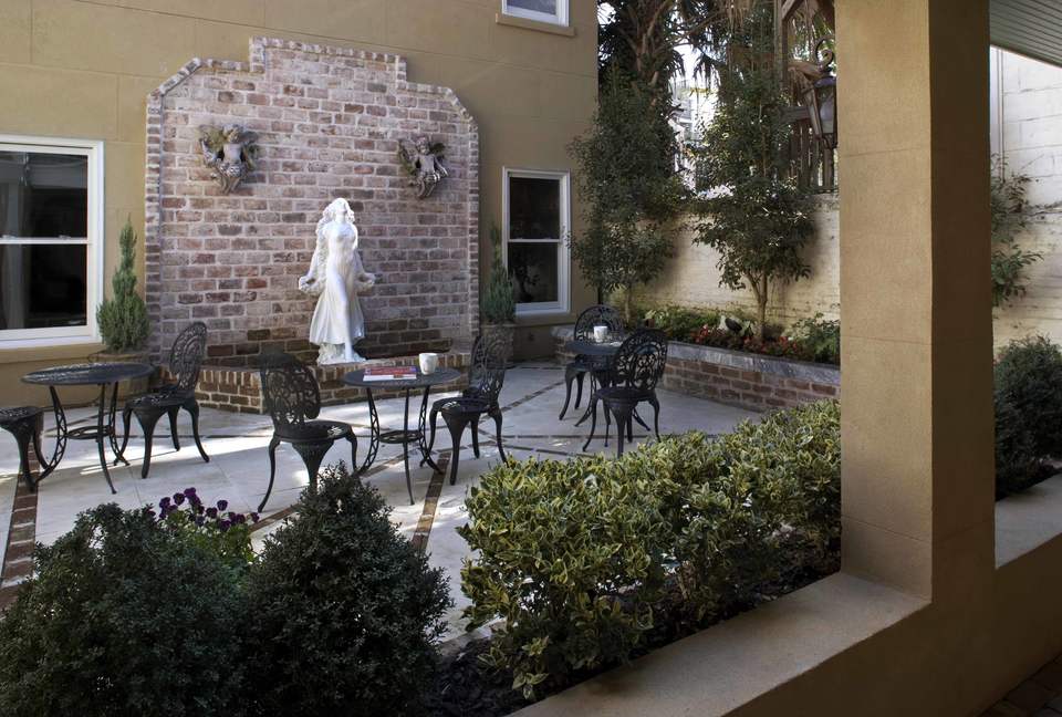 Wedding Cake Mansion Carriage House - Savannah, Georgia