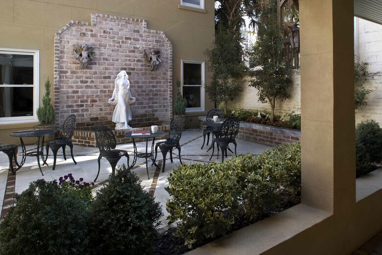 Wedding Cake Mansion Carriage House - Savannah, Georgia