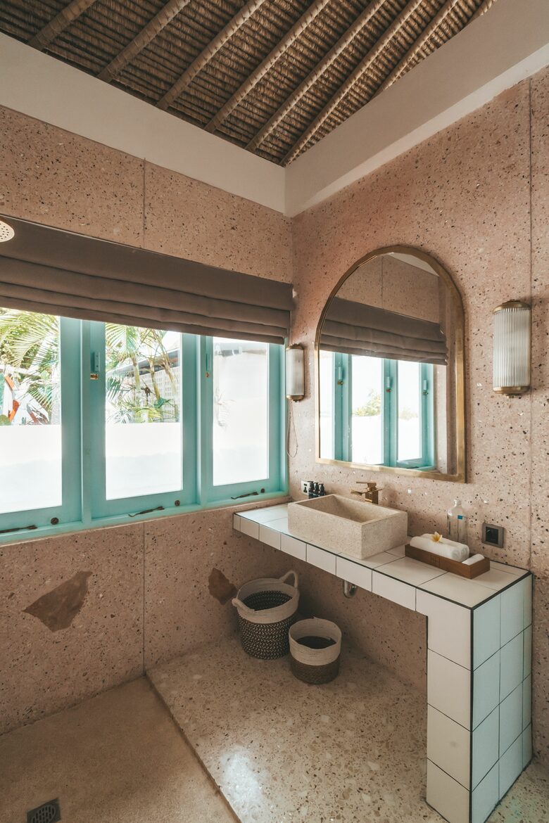 Mandala. The Rocks - Kuta Sel, Indonesia