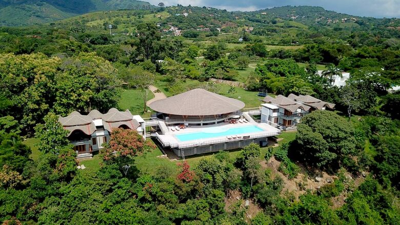 Casa Aya - Fully Staffed High Luxe Estate in Popular Apapoima - Anapoima, Colombia