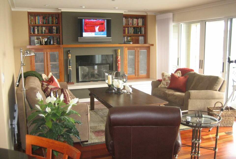 Waterfront Views in Downtown Tiburon - Tiburon, California