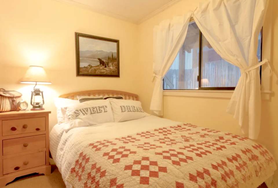 Cozy Tahoe Vista Cabin - Kings Beach, California