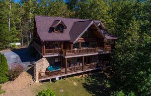 Grizzly's Den Luxury Cabin - Gatlinburg, Tennessee