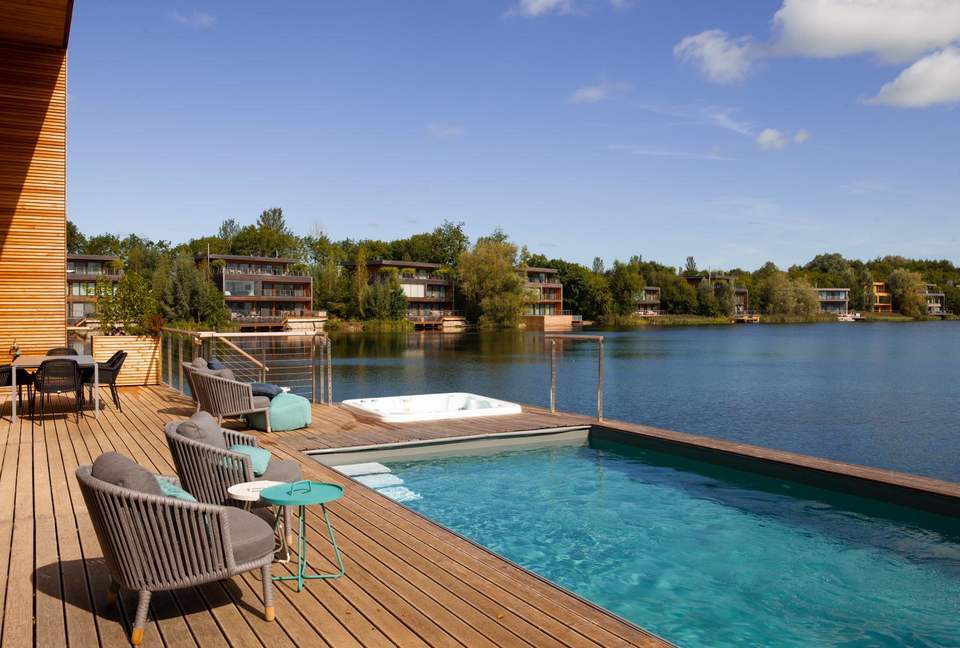 The Pool Deck - Lechlade, Cotswolds, Gloucestershire, United Kingdom