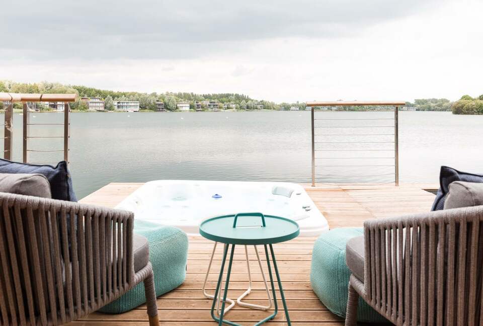 The Pool Deck - Lechlade, Cotswolds, Gloucestershire, United Kingdom