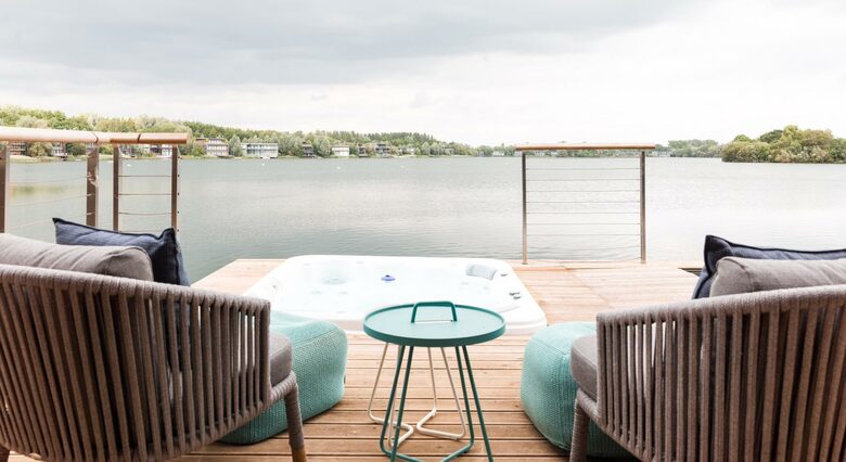 The Pool Deck - Lechlade, Cotswolds, Gloucestershire, United Kingdom