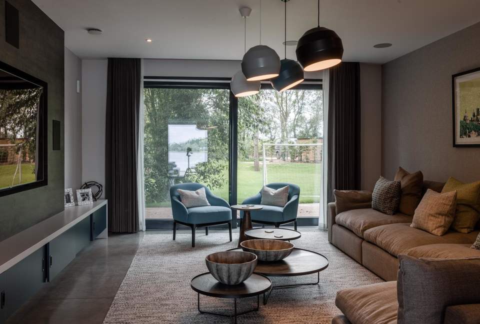 The Pool Deck - Lechlade, Cotswolds, Gloucestershire, United Kingdom