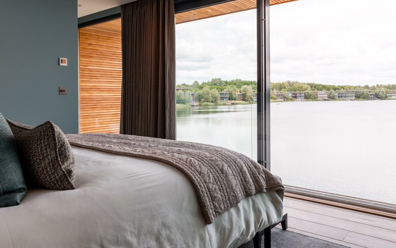 The Pool Deck - Lechlade, Cotswolds, Gloucestershire, United Kingdom