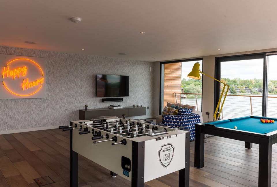 The Pool Deck - Lechlade, Cotswolds, Gloucestershire, United Kingdom