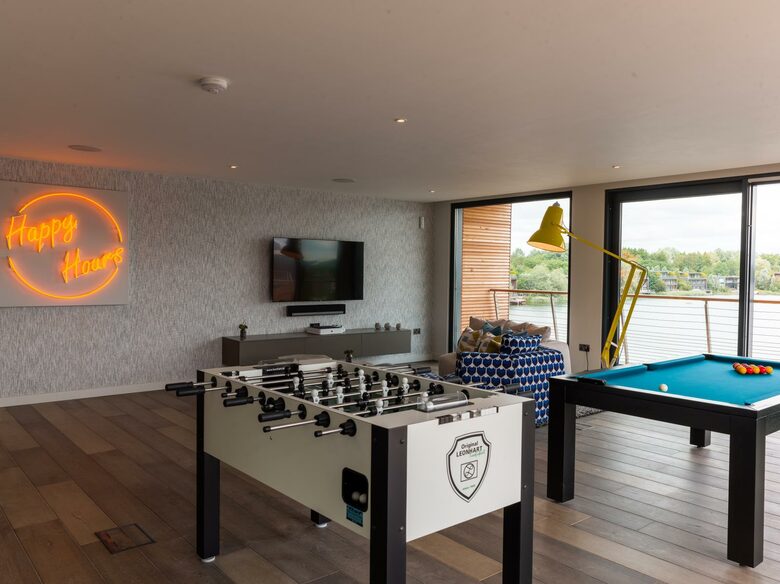 The Pool Deck - Lechlade, Cotswolds, Gloucestershire, United Kingdom