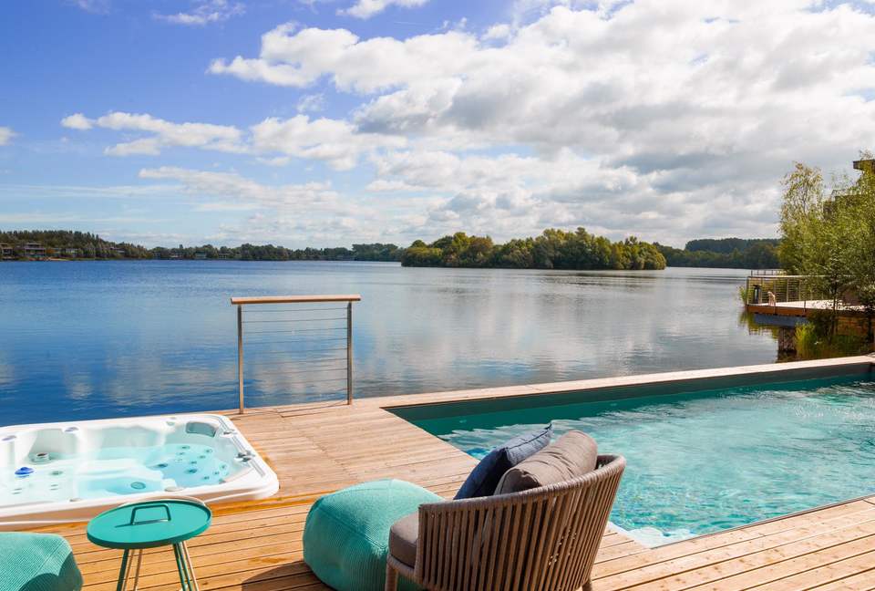 The Pool Deck - Lechlade, Cotswolds, Gloucestershire, United Kingdom