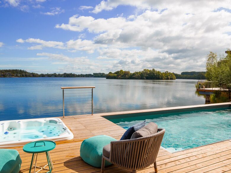 The Pool Deck - Lechlade, Cotswolds, Gloucestershire, United Kingdom