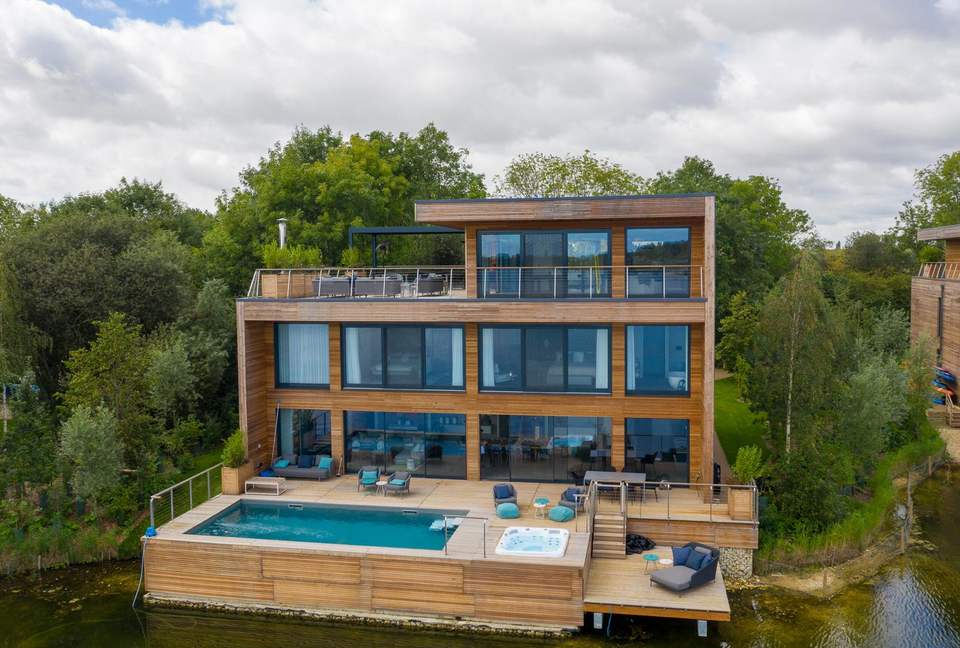 The Pool Deck - Lechlade, Cotswolds, Gloucestershire, United Kingdom