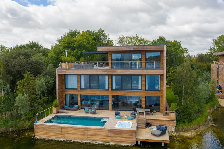 The Pool Deck - Lechlade, Cotswolds, Gloucestershire, United Kingdom