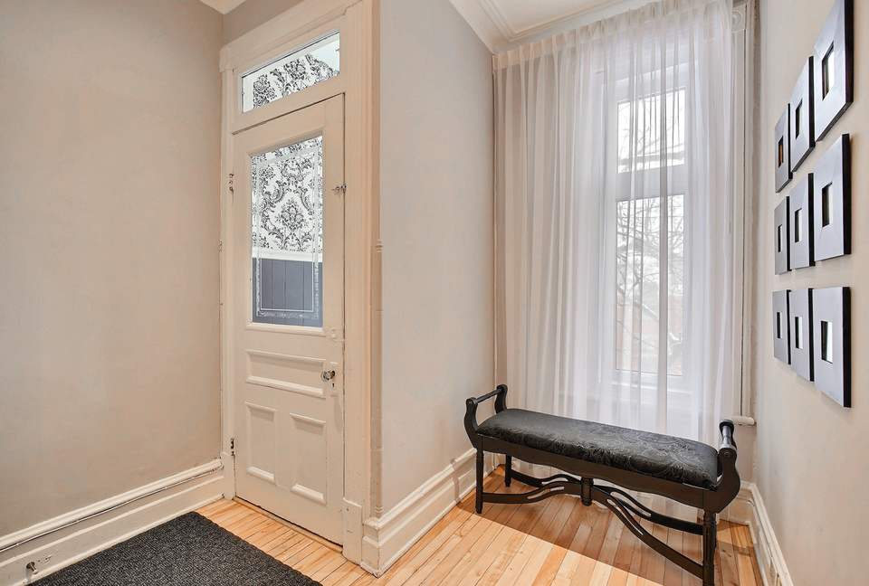 Marie Anne Noir et Blanc - Montreal, Canada