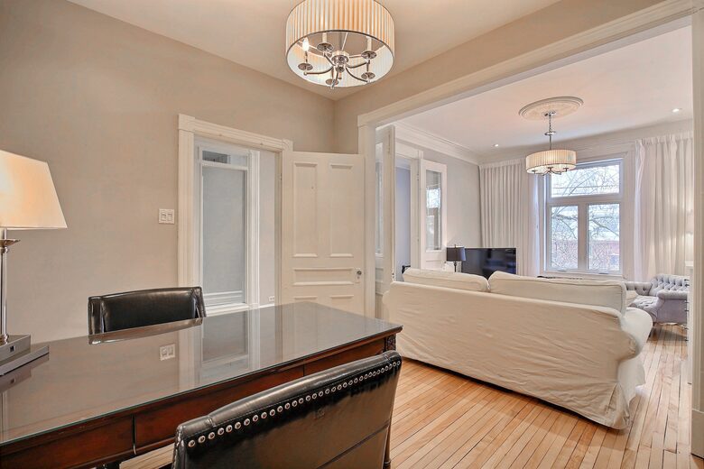 Marie Anne Noir et Blanc - Montreal, Canada