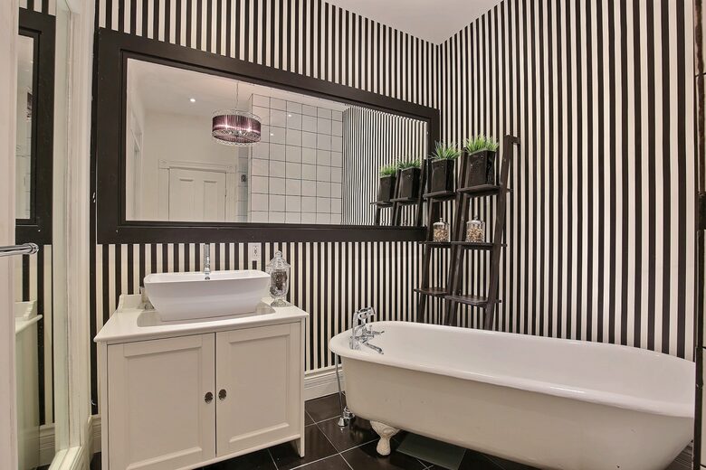 Marie Anne Noir et Blanc - Montreal, Canada