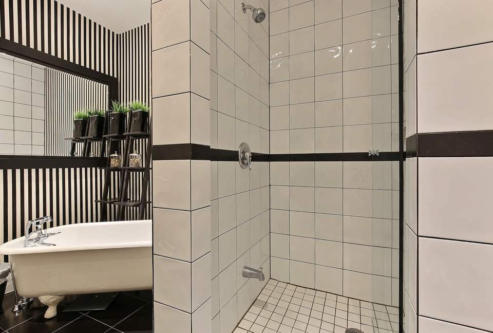 Marie Anne Noir et Blanc - Montreal, Canada