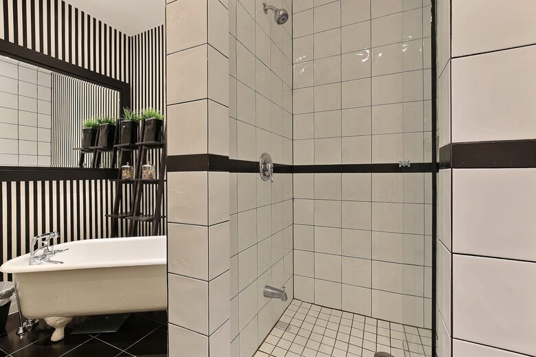 Marie Anne Noir et Blanc - Montreal, Canada