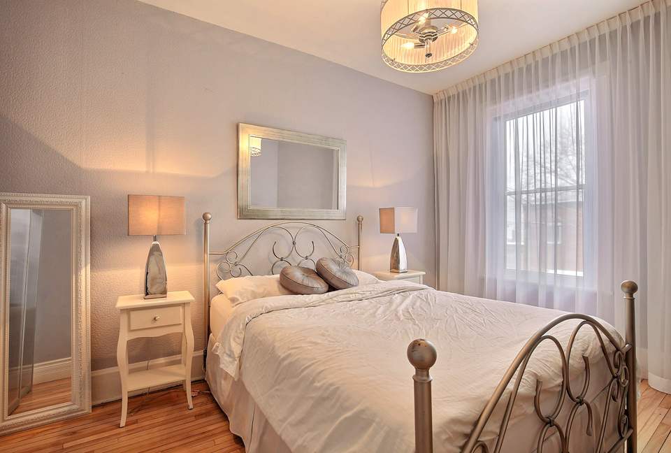 Marie Anne Noir et Blanc - Montreal, Canada