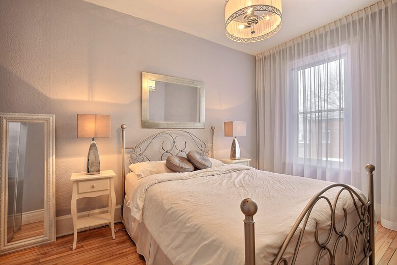 Marie Anne Noir et Blanc - Montreal, Canada