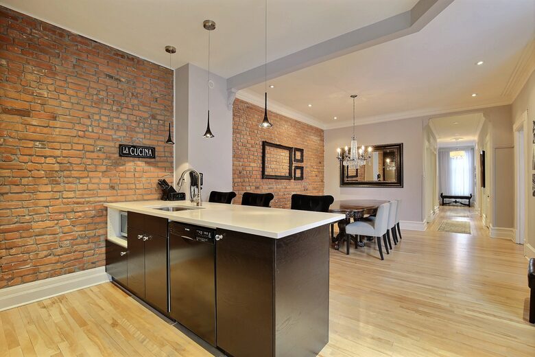 Marie Anne Noir et Blanc - Montreal, Canada