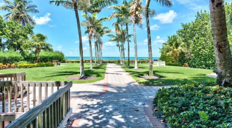 Le Monaco Vacation Retreat - Located on the highly desired 5th Avenue in Naples! - Naples, Florida