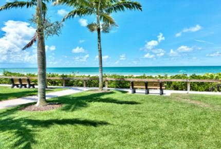 Le Monaco Vacation Retreat - Located on the highly desired 5th Avenue in Naples! - Naples, Florida