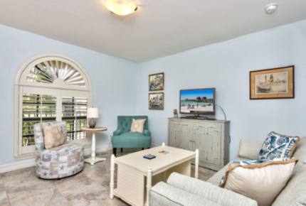 Le Monaco Vacation Retreat - Located on the highly desired 5th Avenue in Naples! - Naples, Florida