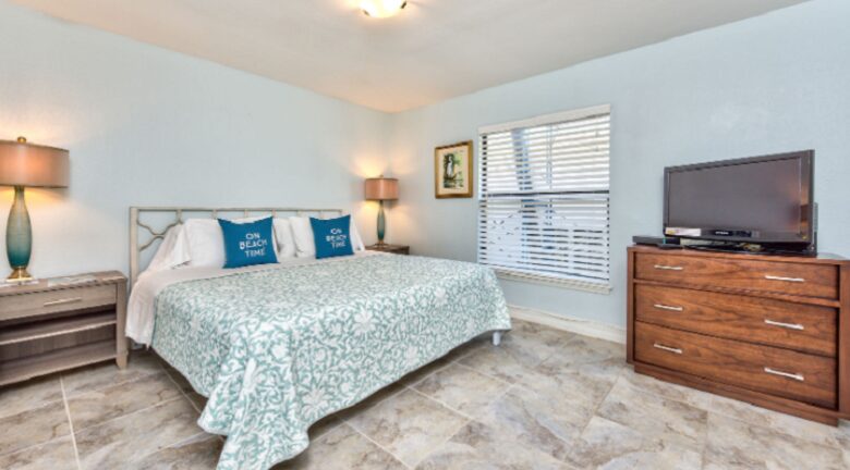 Le Monaco Vacation Retreat - Located on the highly desired 5th Avenue in Naples! - Naples, Florida