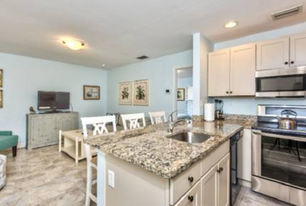 Le Monaco Vacation Retreat - Located on the highly desired 5th Avenue in Naples! - Naples, Florida