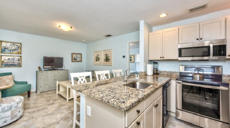 Le Monaco Vacation Retreat - Located on the highly desired 5th Avenue in Naples! - Naples, Florida