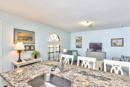 Le Monaco Vacation Retreat - Located on the highly desired 5th Avenue in Naples! - Naples, Florida