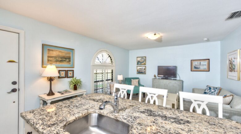Le Monaco Vacation Retreat - Located on the highly desired 5th Avenue in Naples! - Naples, Florida