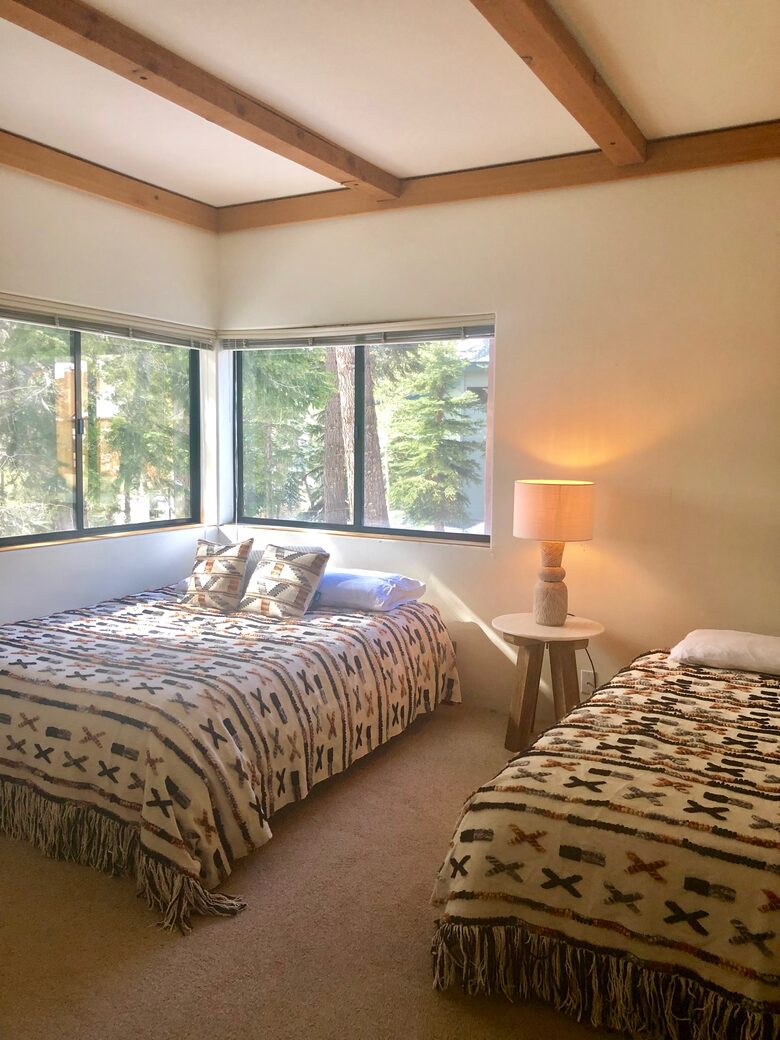 Mammoth Lakes Modern Luxury Home - Steps from the main chair lift! - Mammoth Lakes, California
