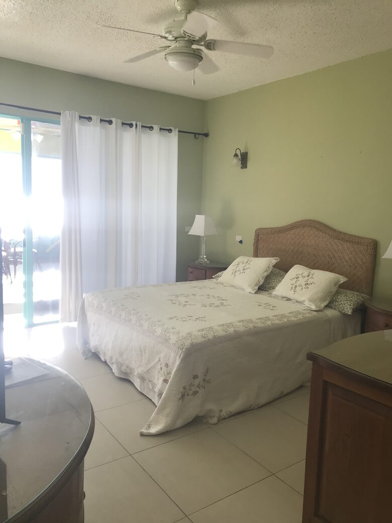 Point Blue on Lay Bay - Pelican Key, Sint Maarten (Dutch part)