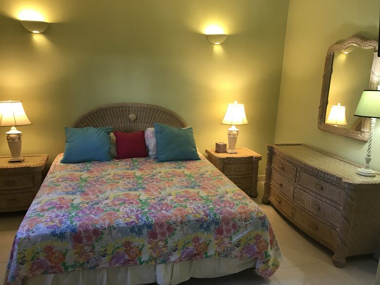 Point Blue on Lay Bay - Pelican Key, Sint Maarten (Dutch part)