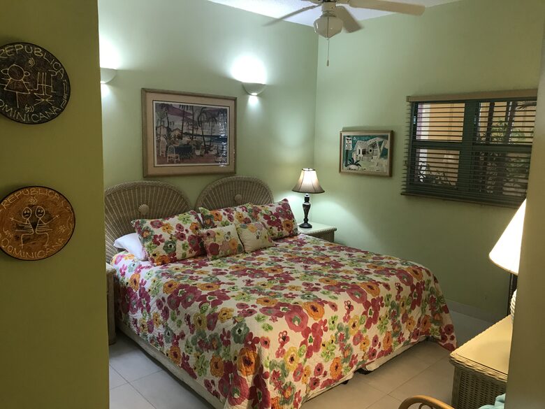 Point Blue on Lay Bay - Pelican Key, Sint Maarten (Dutch part)